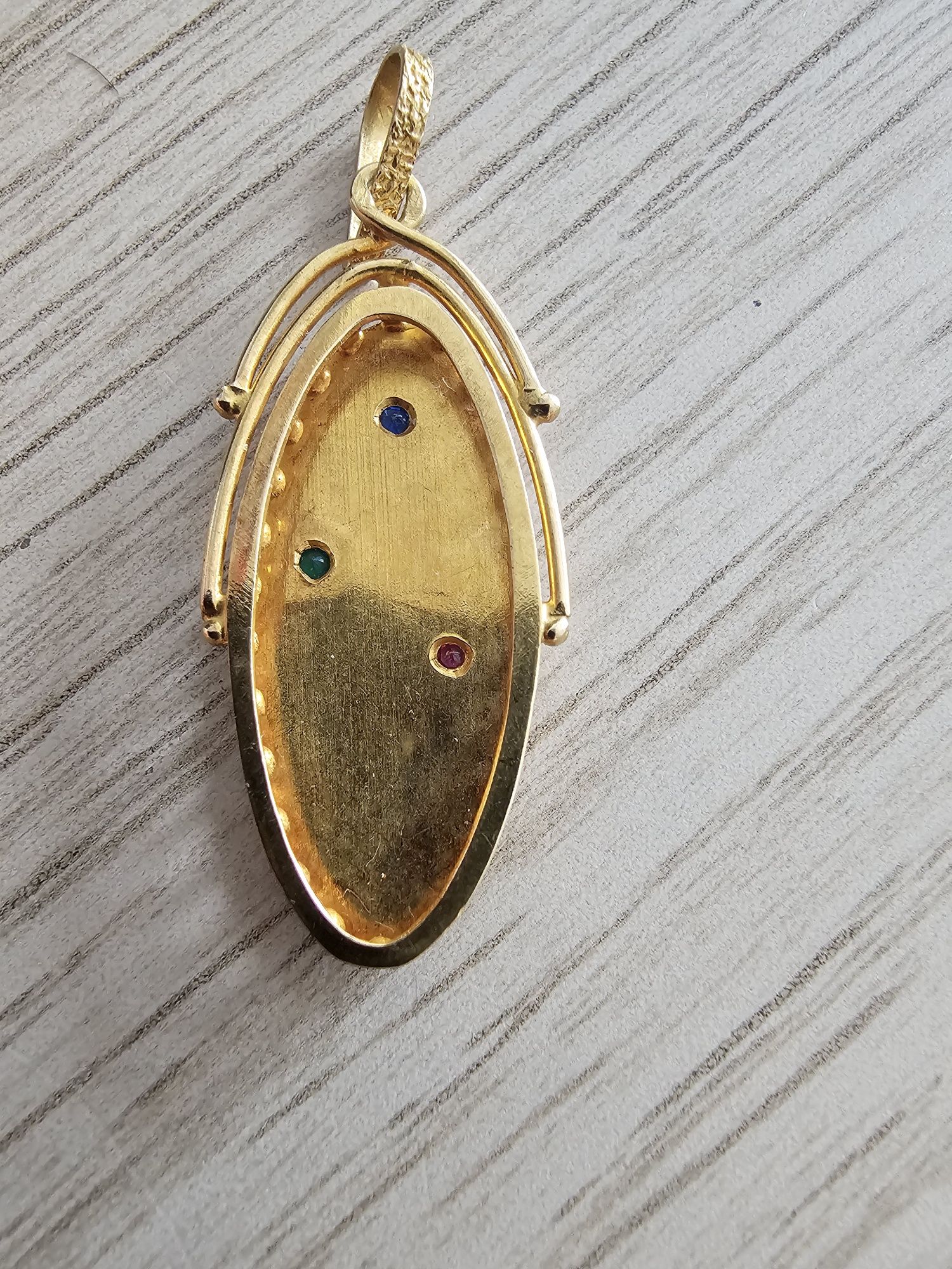 Pinguente em ouro com pedras varias cores