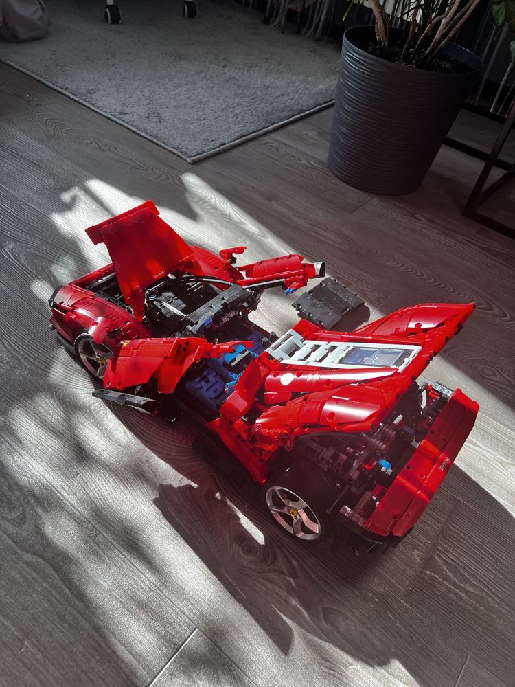 Lego technic Ferrari Daytona SP3 зібраний/розібраний