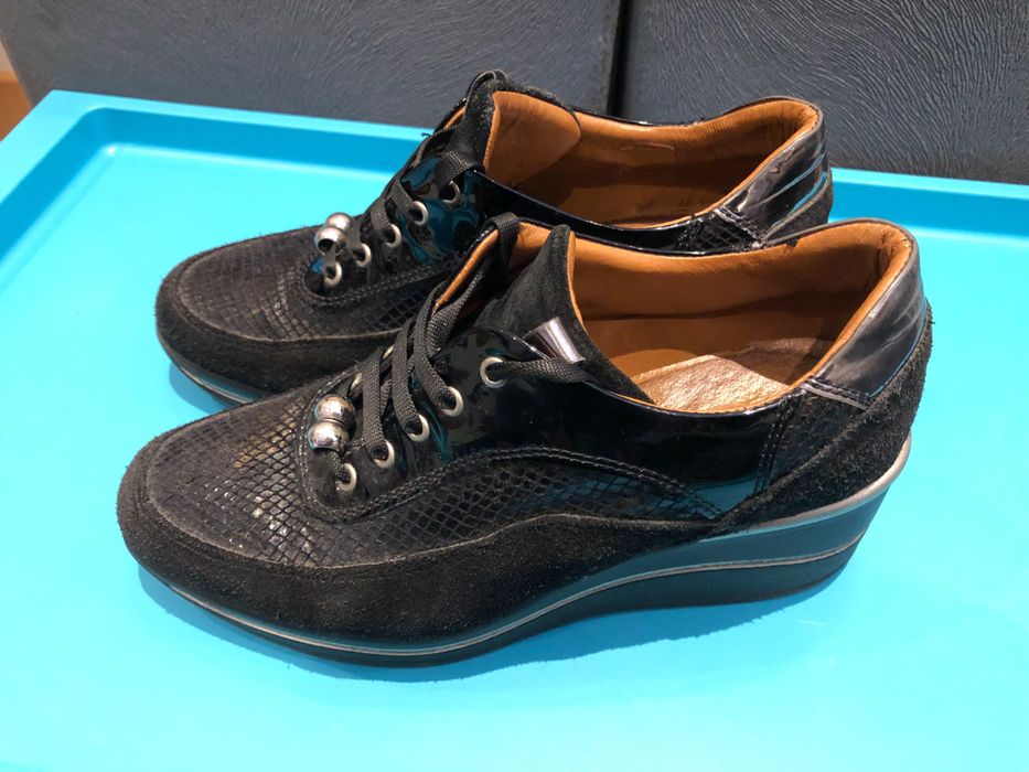 Sapatilhas pretas de cunha (pele genuína) - tam 37