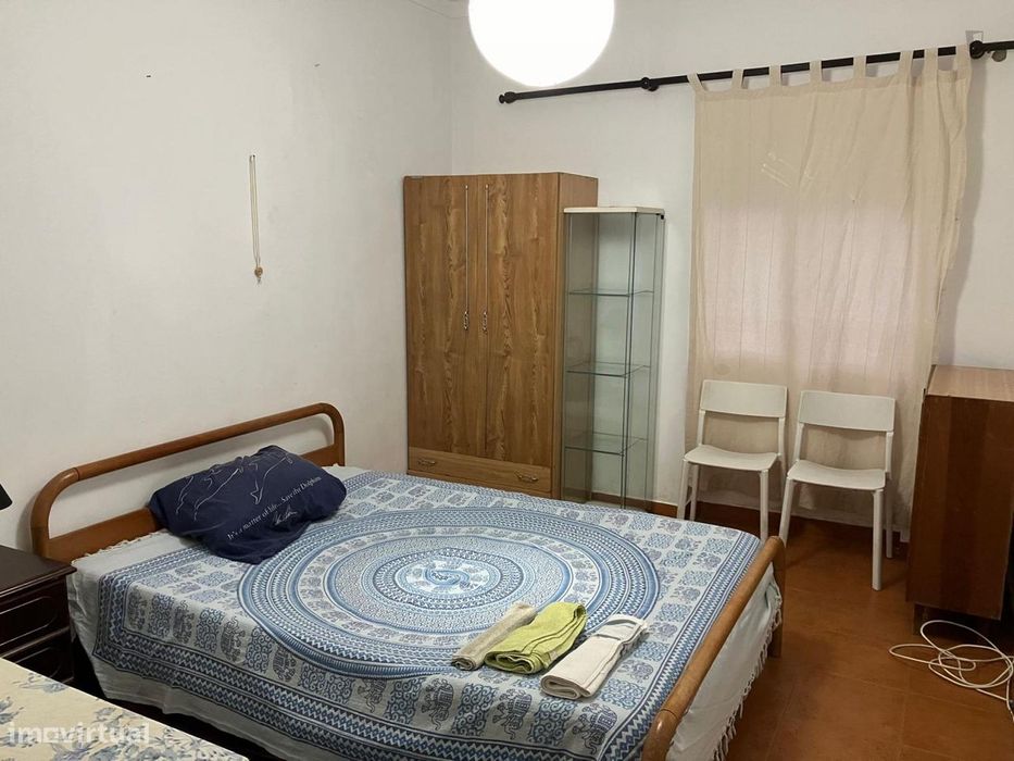 574380 - Quarto com cama de casal em...