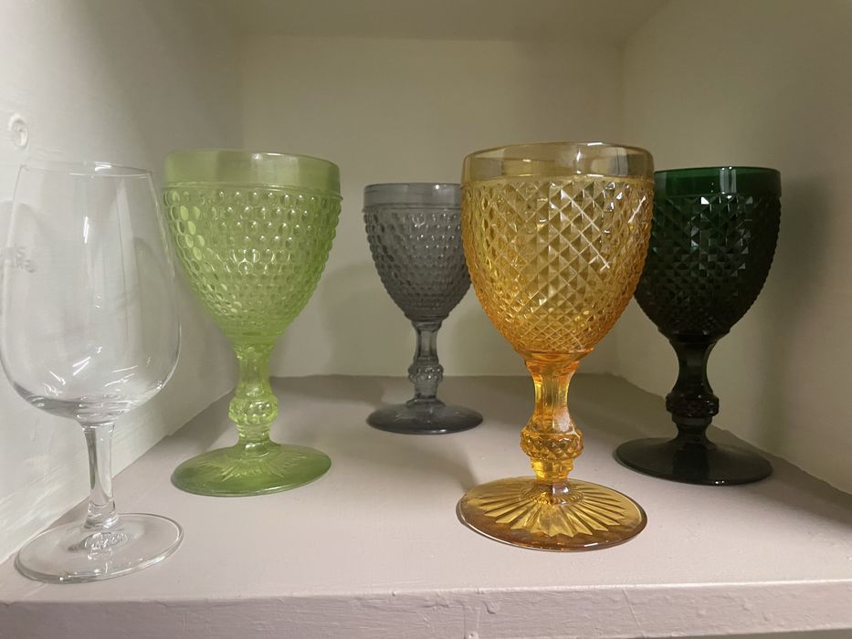 Copos coloridos em vidro com pé