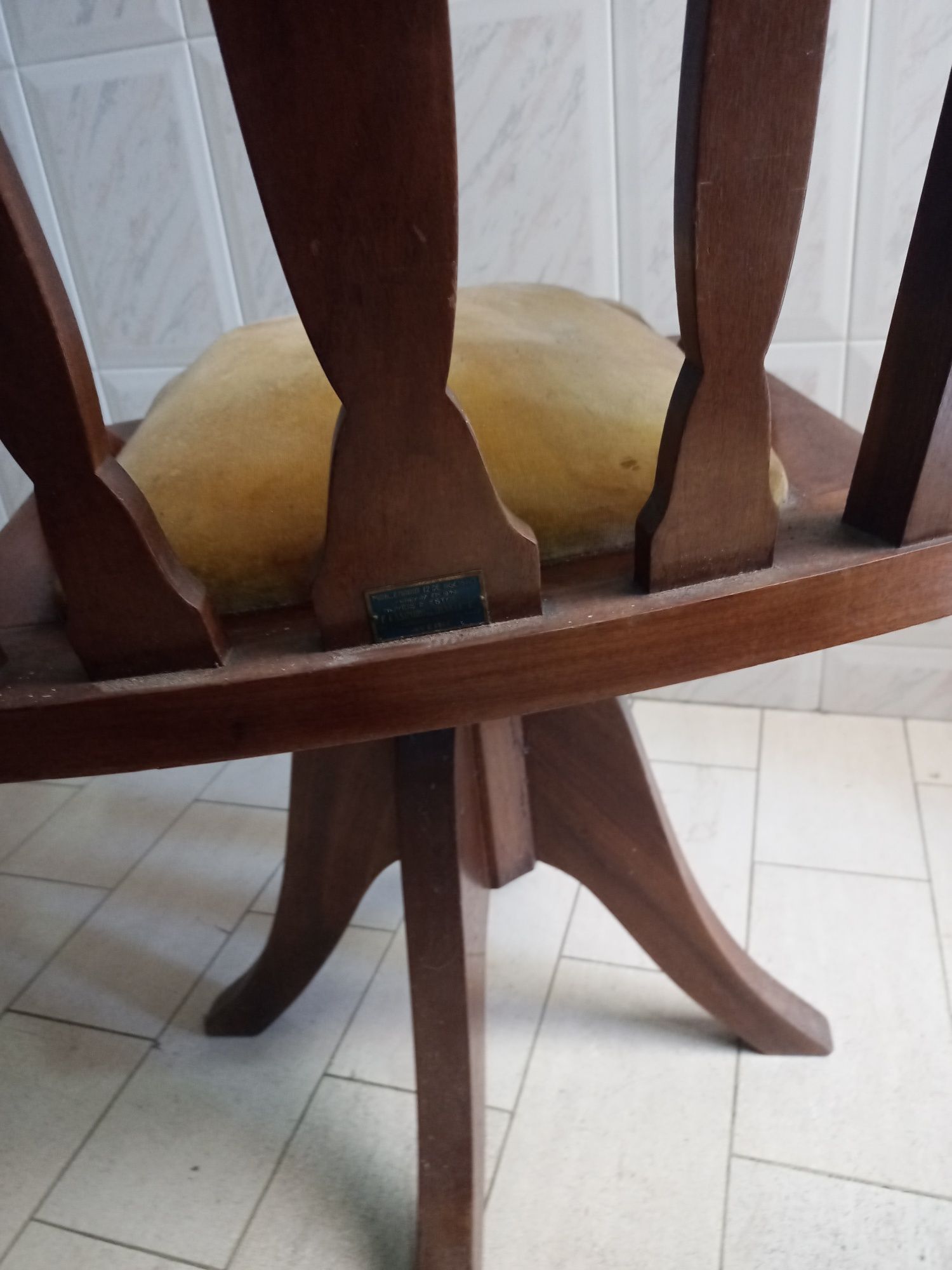 Cadeira anos 20/30 madeira maciça rotativa