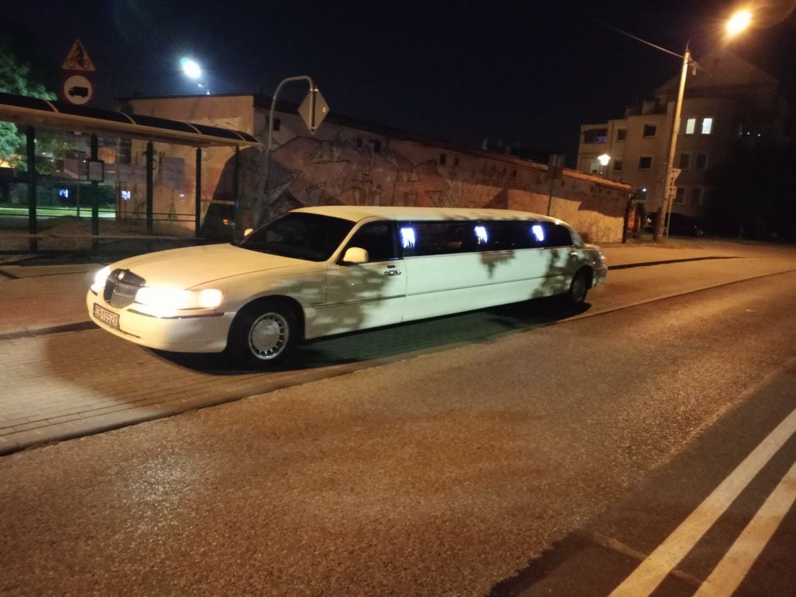 Limuzyna town car Lincoln zamiana na 7 osobowe auto