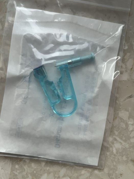 Jednorazowy pistolet do przekluwania uszu