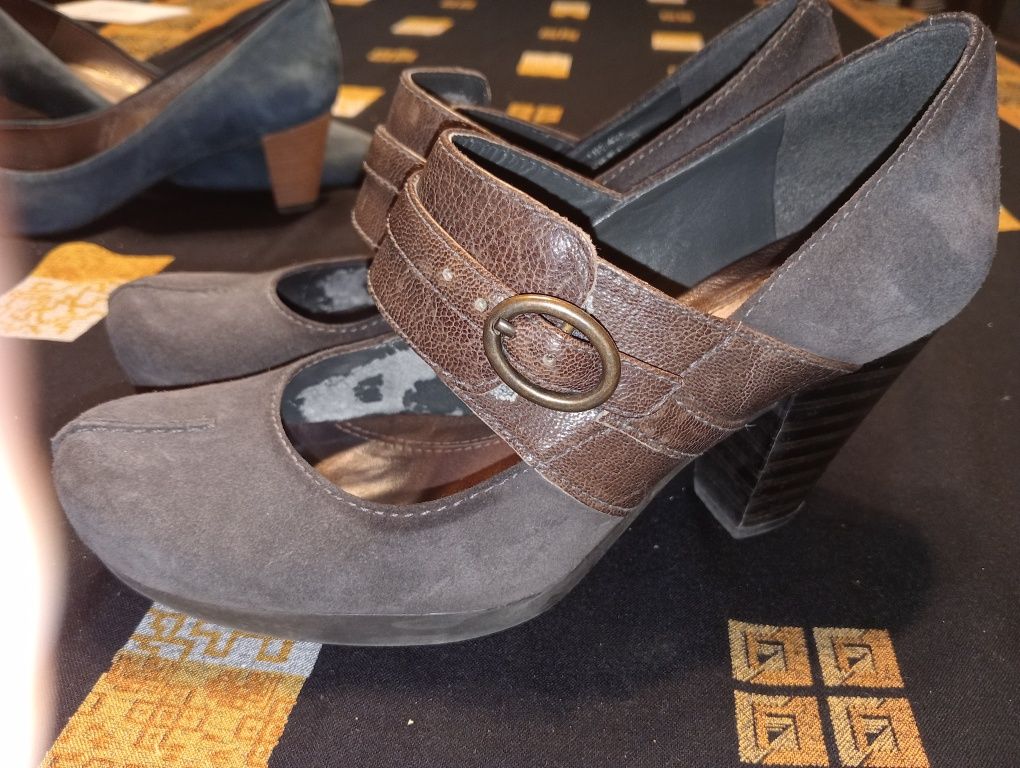 Clarks brązowe zapinane czółenka