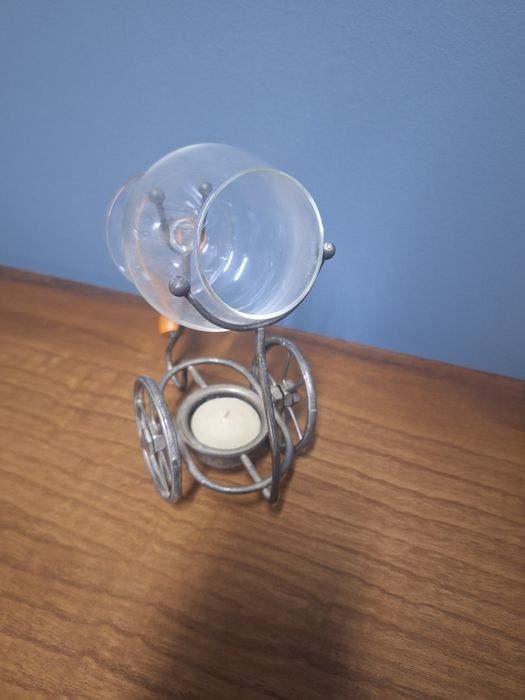 Peça de decoração  com uma vela e um copo de vinho