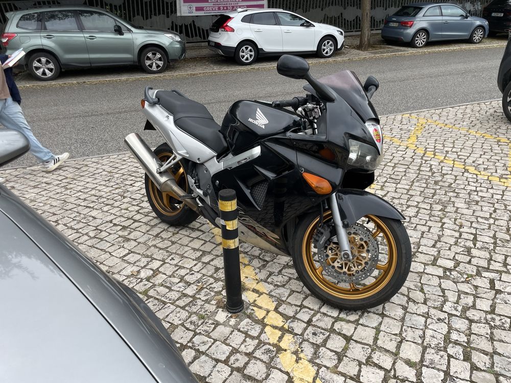 Vfr 800 fi 99 bom estado. Ou troco por carrinha