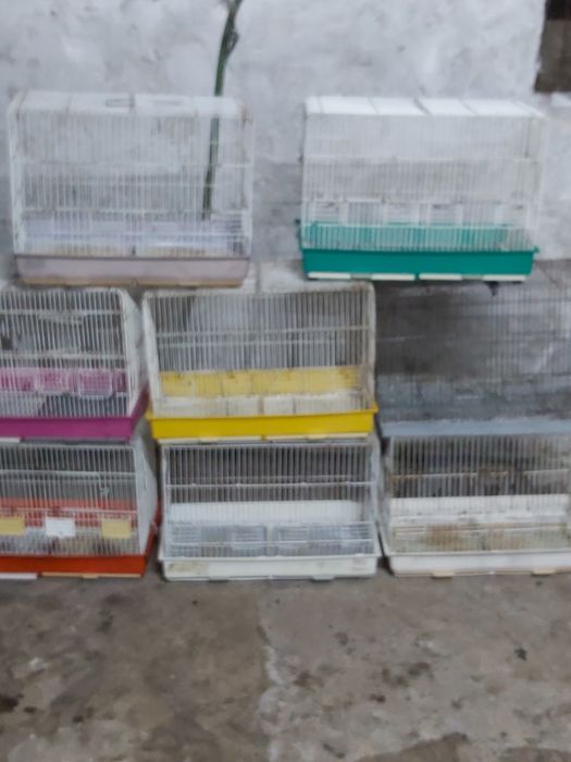 Gaiolas com marcas de uso