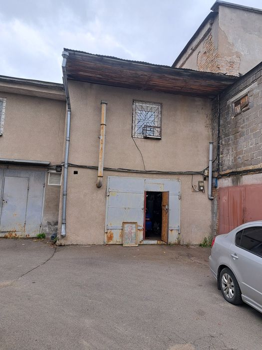 Продам в Києві цегляний гараж трирівневий 140 м`