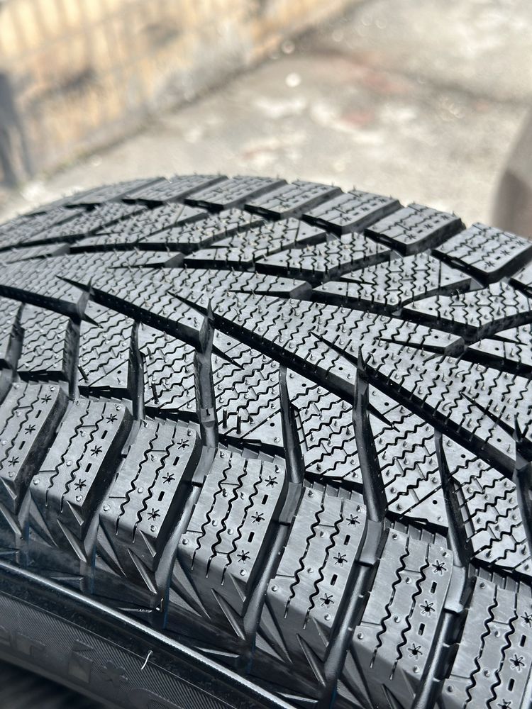 Комплект новых зимних шин hankook winter i*cept iz2 215/60 r17