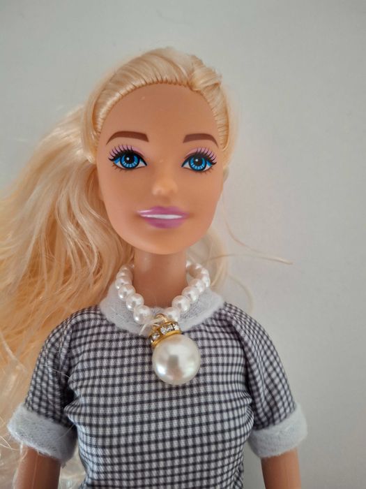 Conjunto de Barbies e boneca articuladas