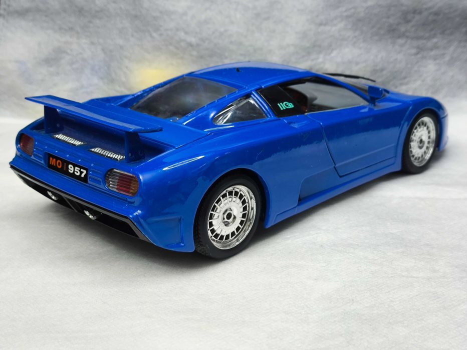 Модель Bugatti EB110 1/18 BBurago
