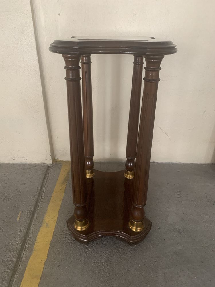 Mesa decorativa com tampo em marmore