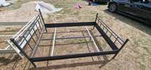 Cama de ferro Ikea, 140 cm x 200 cm, preta.