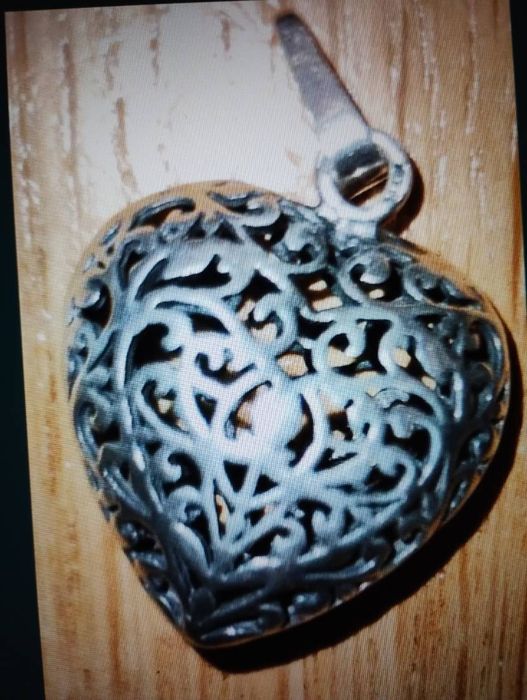 Sprzedam srebrną zawieszkę.