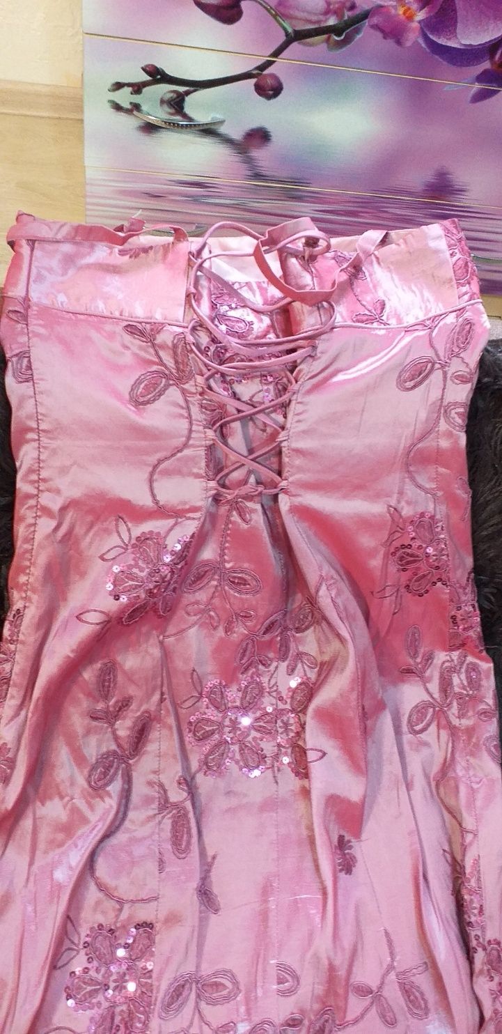 Атласное розовое королевское платье