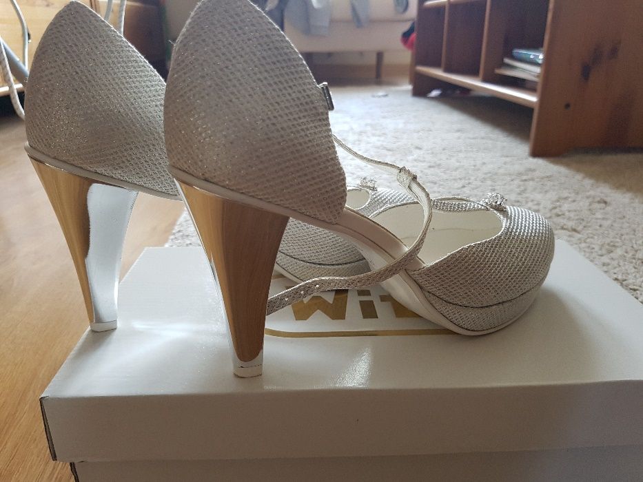 Śliczne buty ślubne