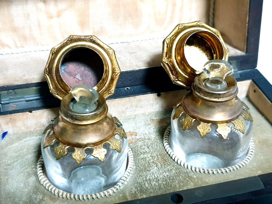 Maravilhoso antigo estojo com frascos de perfumes franceses