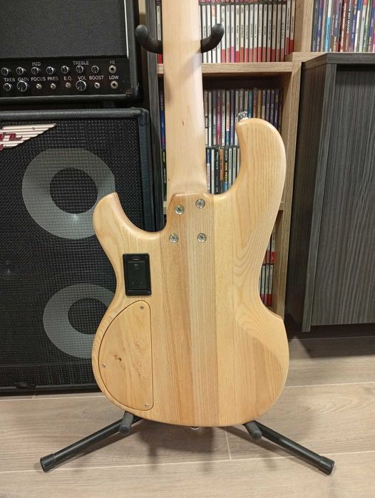 Бас гитара ручної роботи безладова.