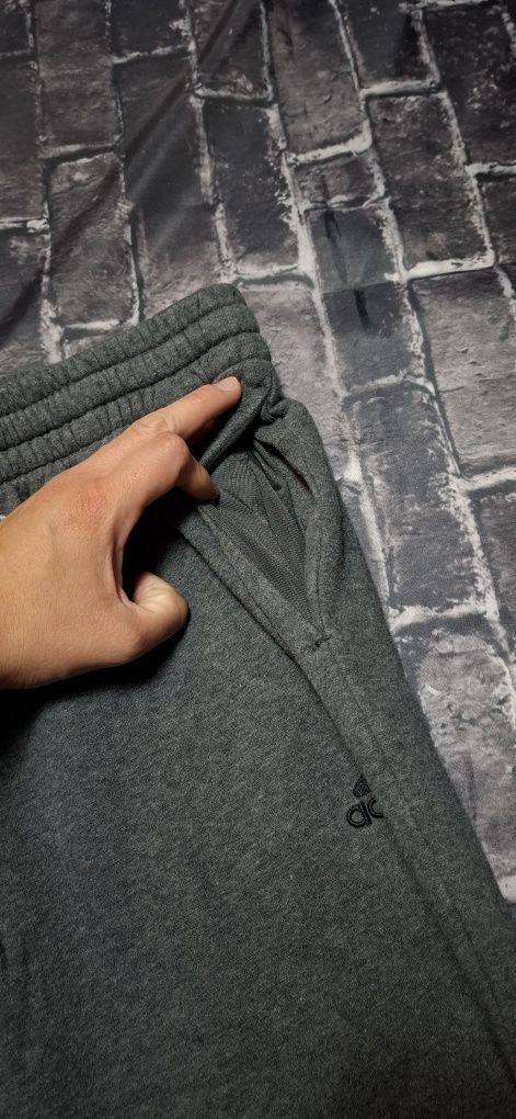 Adidas Essentials Fleece spodnie dresowe męskie dresy szare sport logo