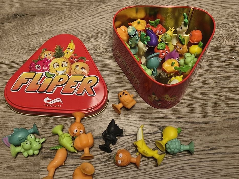 Figurki owoców i warzyw w metalowym pudełku