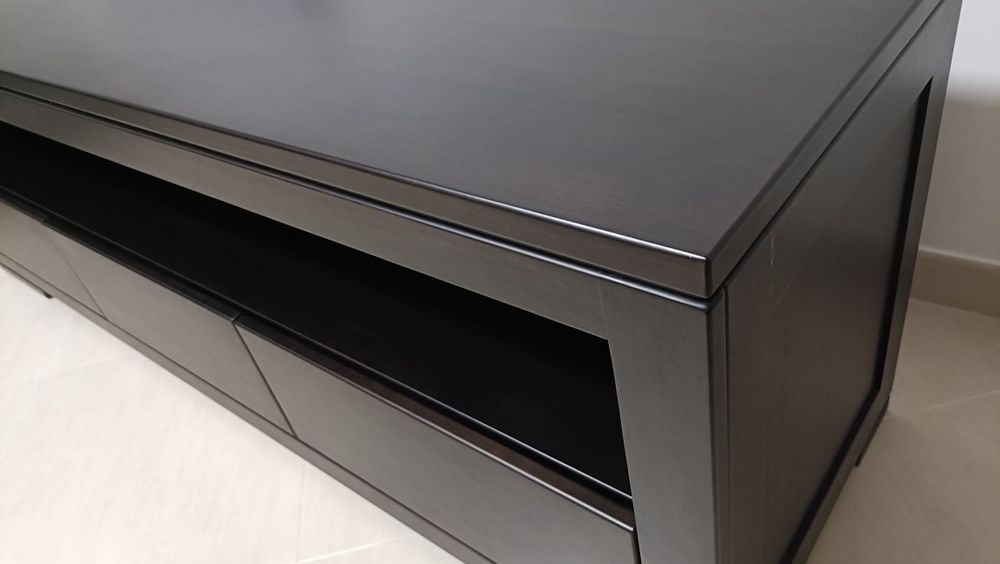 Móvel TV da Sofatinni em madeira maciça wengué