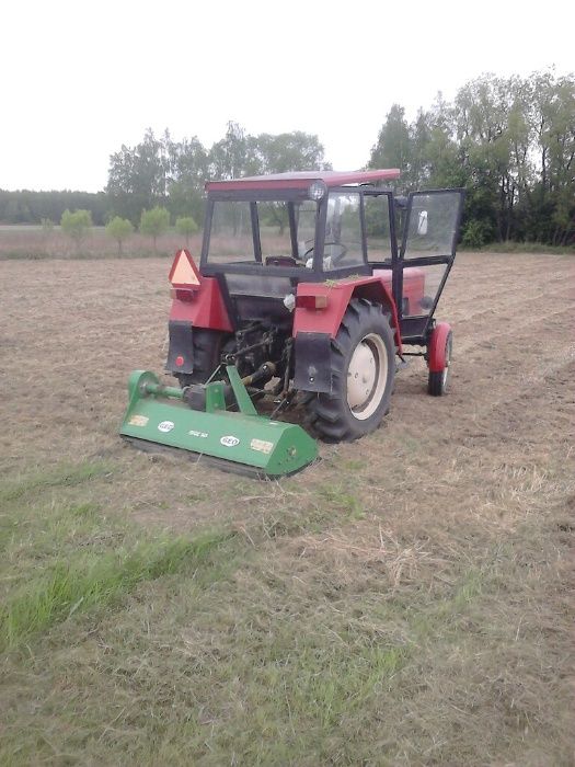 Koszenie trawy kosiarką bijakową