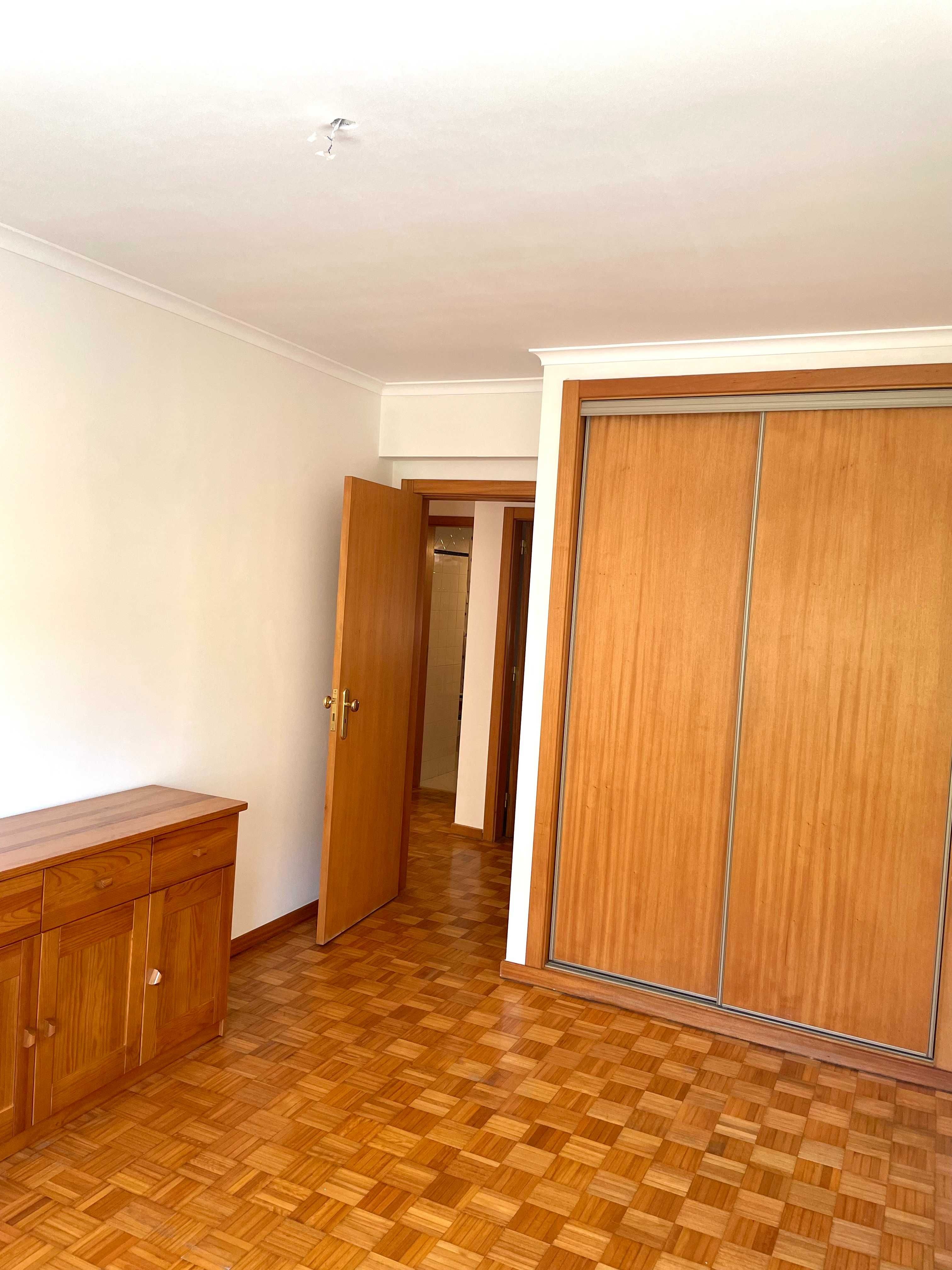Apartamento T3 Renovado com Varanda e Garagem – Telheiras, Lisboa