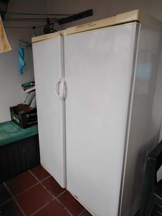 Oferta (Dá-se) de Frigorifico + Arca Side By Side ElectroLux