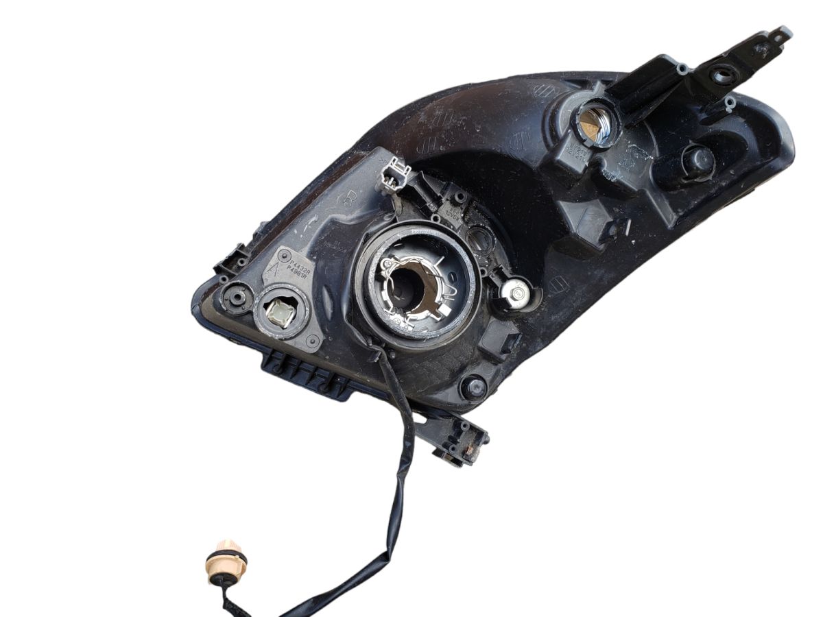 Передняя правая фара Suzuki Swift 2004-2011 3512063J30 разборка