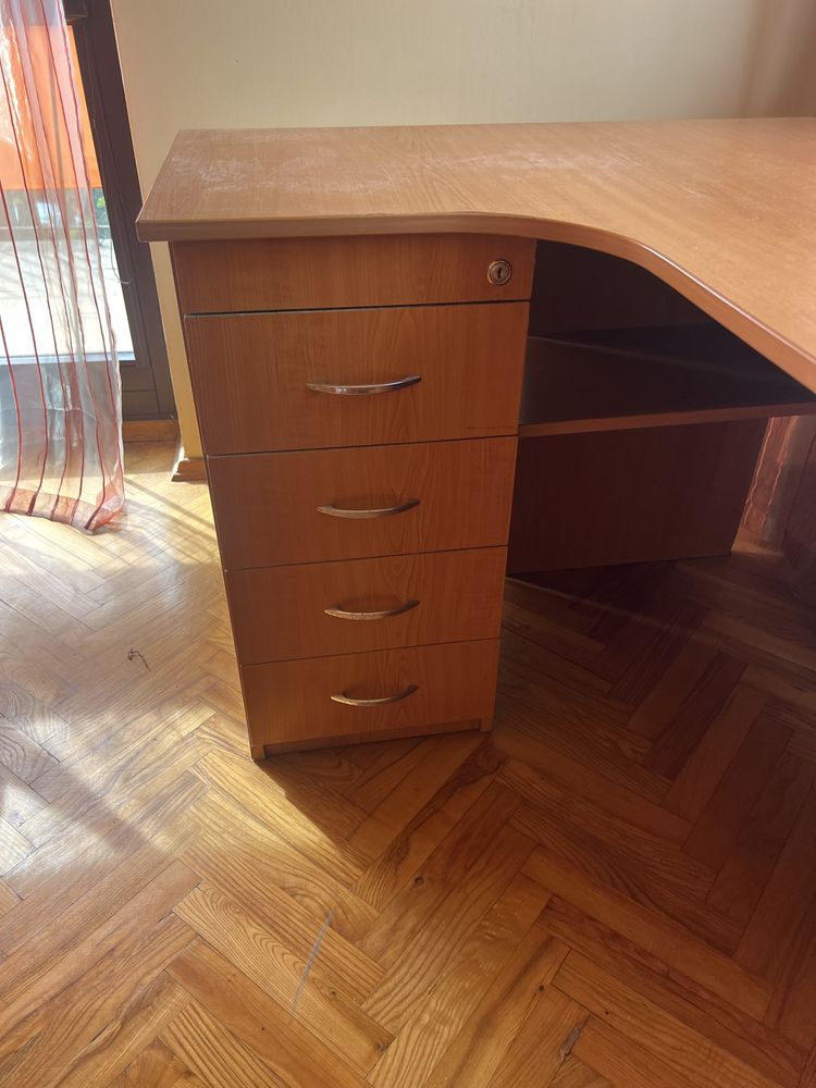 Biurko  narozne z szafka i szuflada zamyksna na klucz