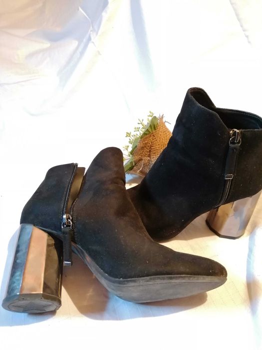 Bota preta de salto alto prateado