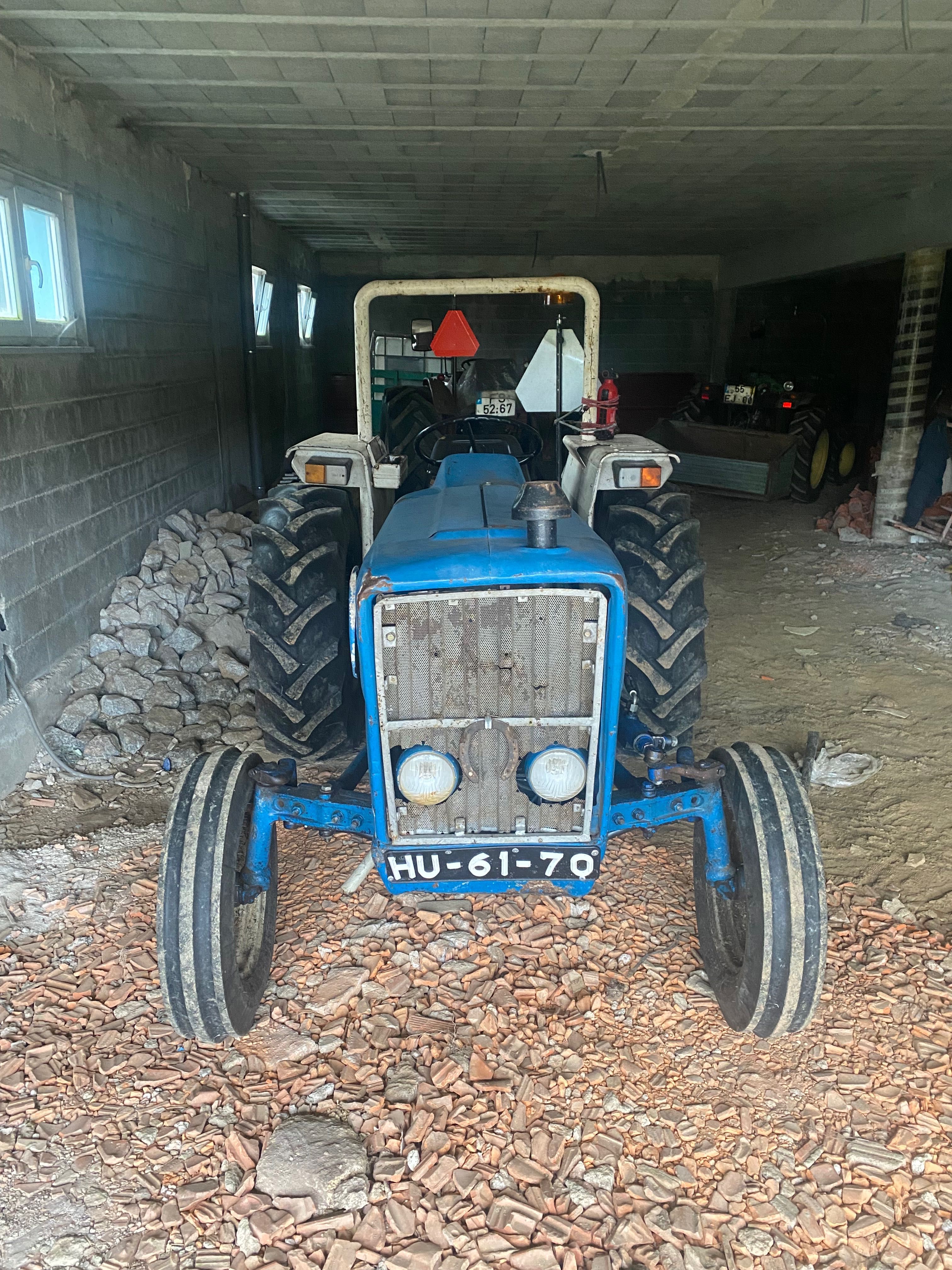Trator Ford 3600 com muito material