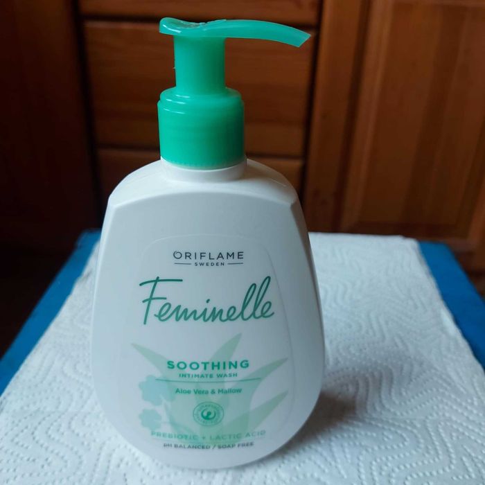 Kojący płyn do higieny intymnej Feminelle z aloesem i malwą poj 300 ml