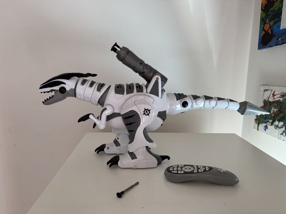 Dinossauro com control remoto