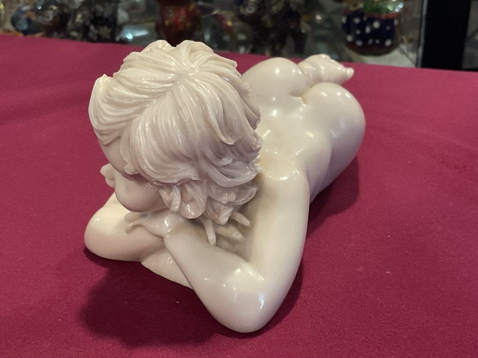 Menino deitado de barriga 18 cm.mais anúncios abaixo