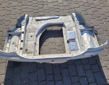 Bmw m5 e60 pas tylni wanna podloga bagaznika