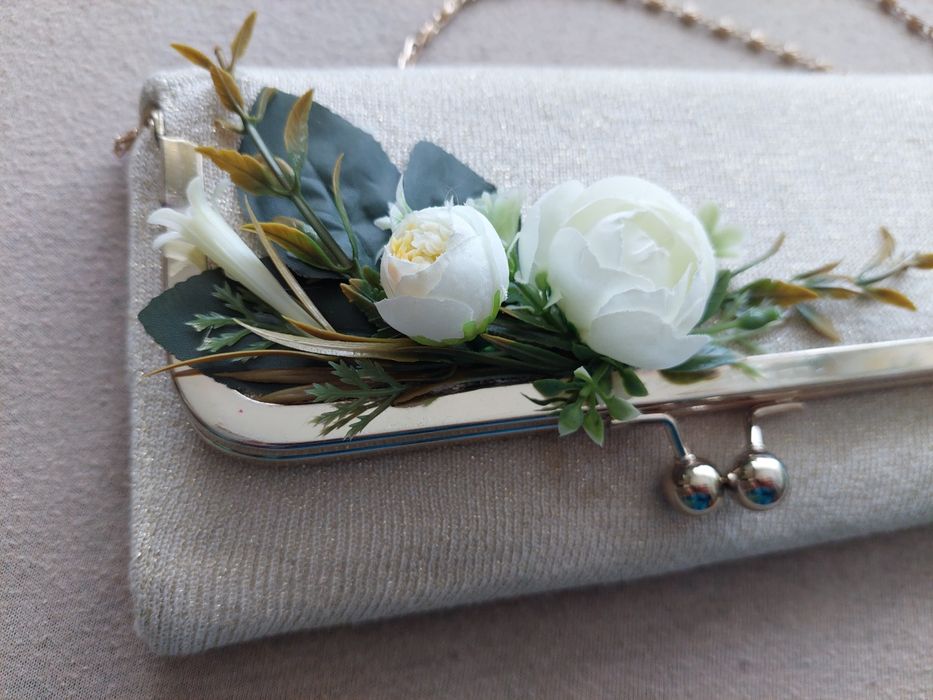 Złota torebka z kwiatami