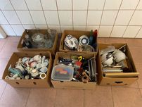 Sprzedam 5 kartonów z różnymi przedmiotami