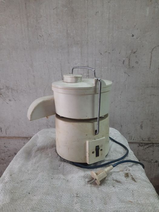 Продам электрическую центробежную соковыжималку