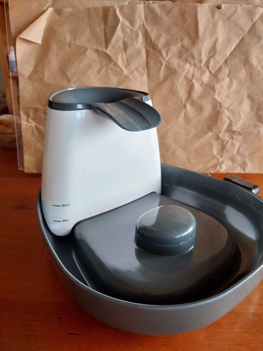 Fonte de água com cascata para gatos que teimam em beber da torneira