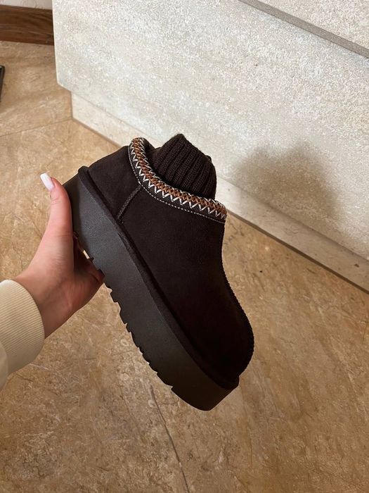 Шоколадні угги на тепленькому кожушку для створення довершеного стилю.