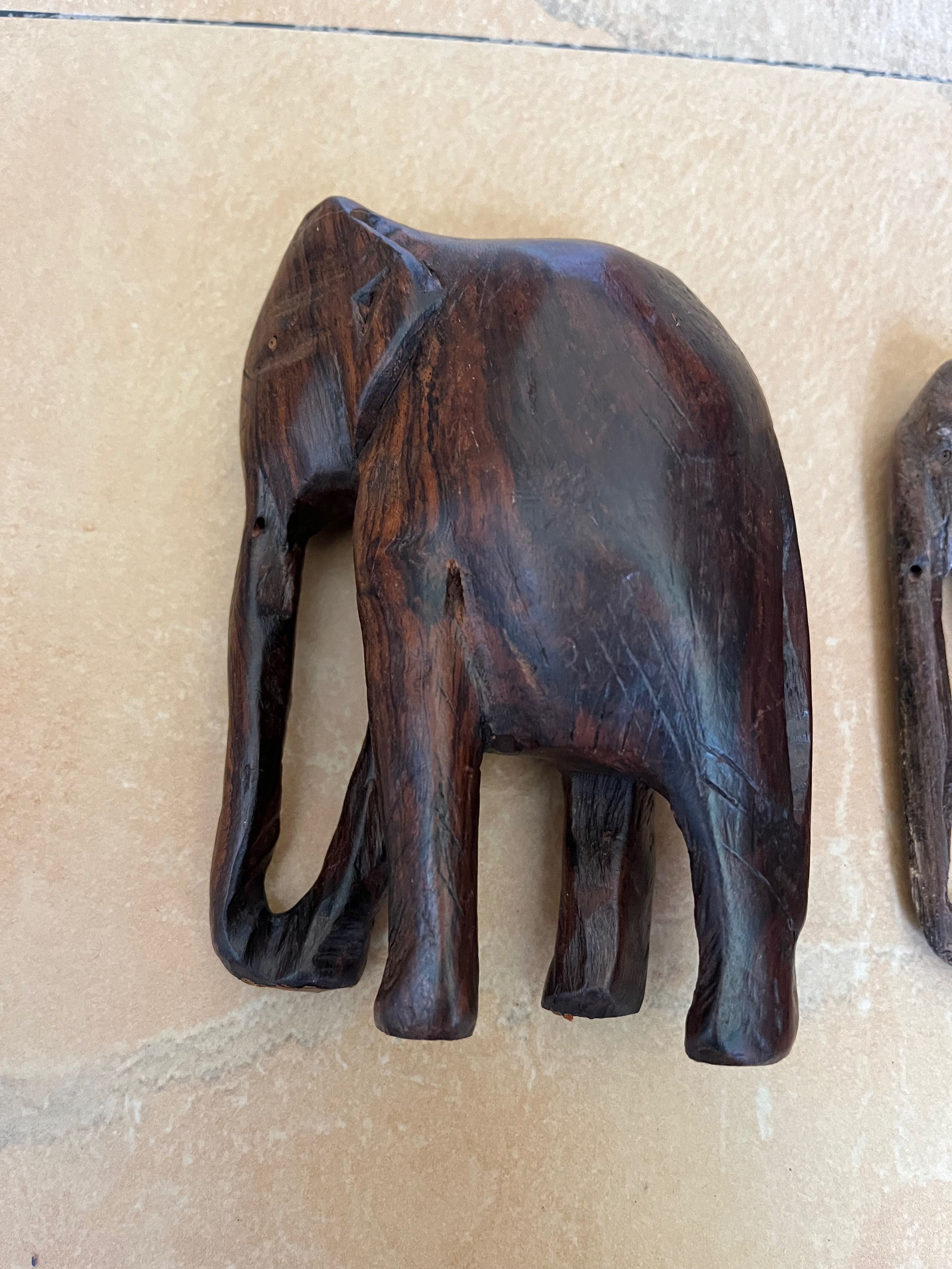 Figurki słoni z drewna egzotycznego