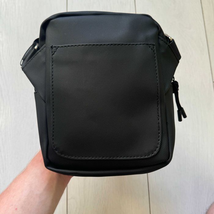 Чоловіча сумка через плече Lacoste у чорному кольорі.