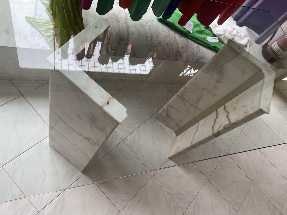 Balcão de mármore e vidro
