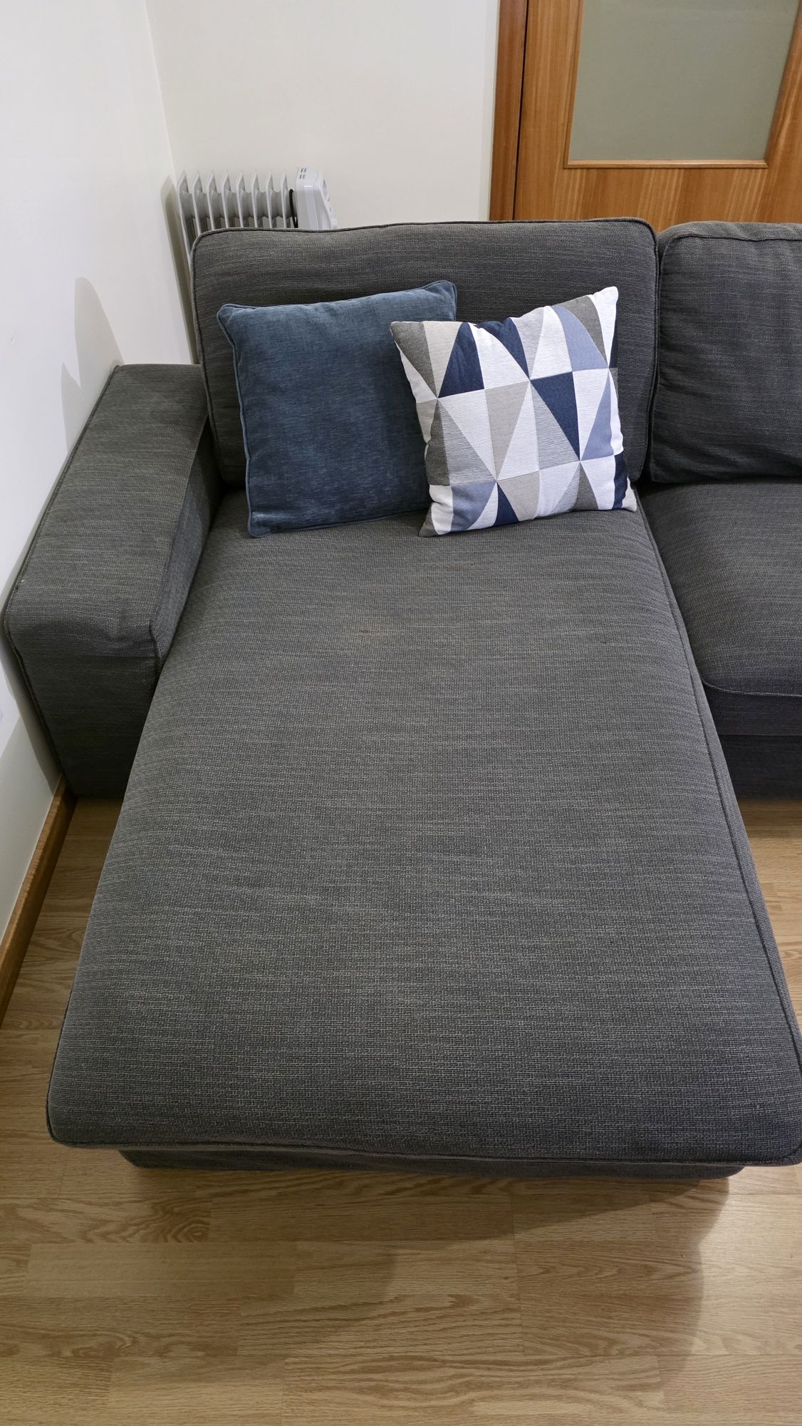 Sofá robusto e confortável, chaise-longue IKEA