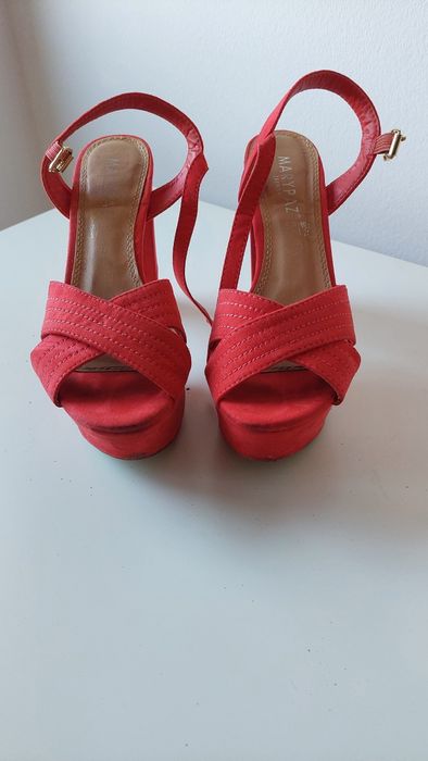 Sandalia vermelha com presilha