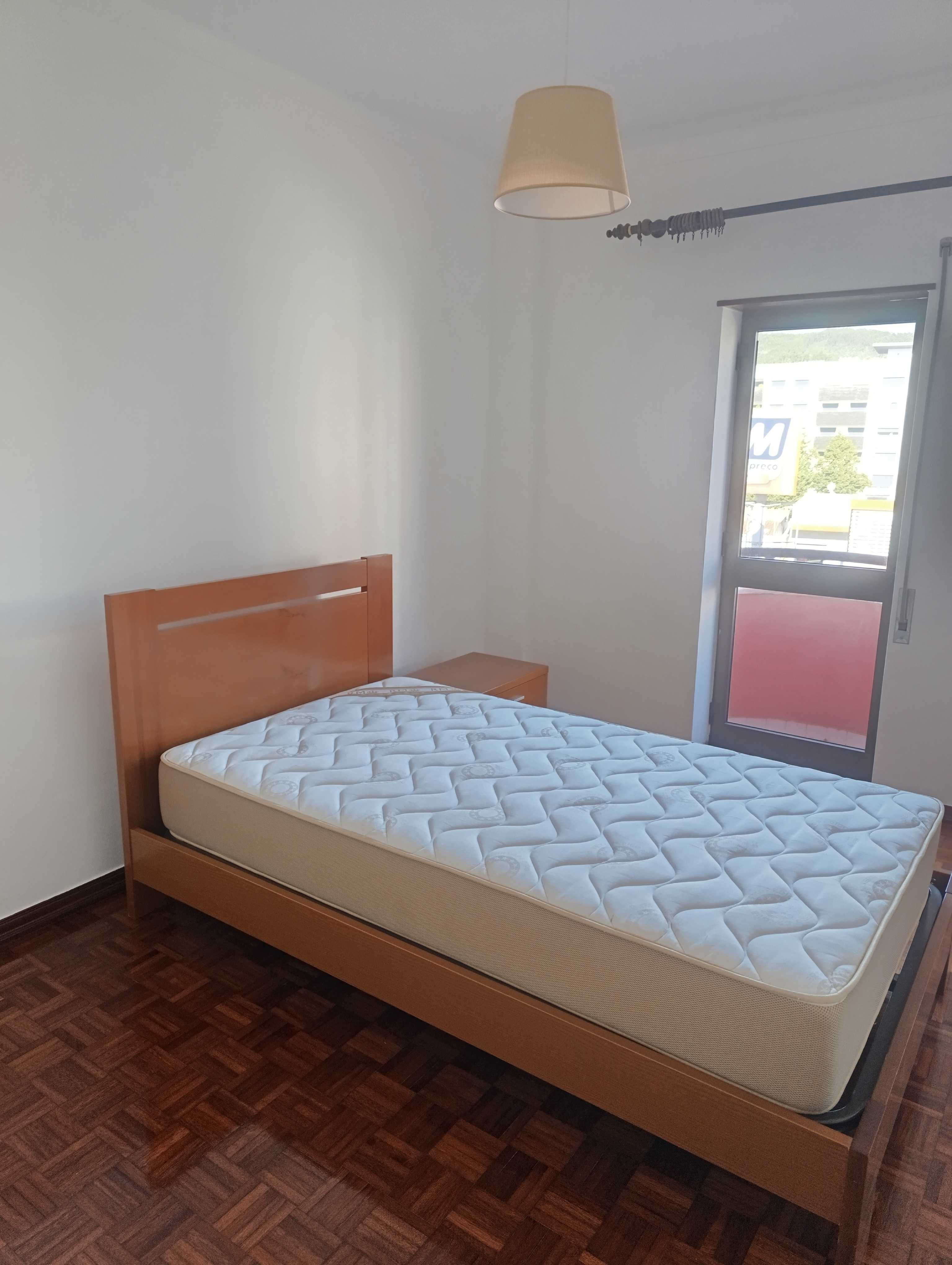 T2 recentemente remodelado no Vale das Flores com contrato