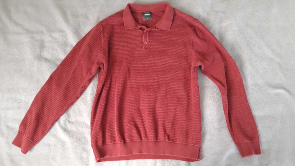 Lekki czerwony sweter z kołnierzem