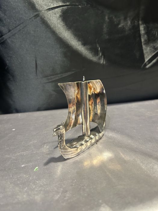 Metalowa łódź wikinga z korkociągiem – praktyczna i dekoracyjna